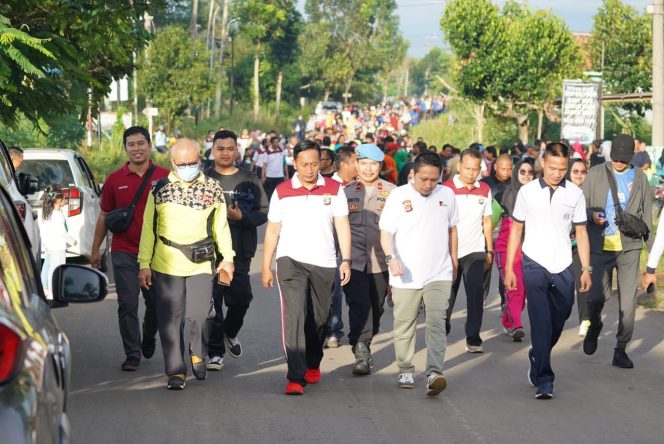 
 Kapolres Lampura AKBP Kurniawan Ismail bersama Wabup Ardian Saputra, dan jajaran forkopimda saat mengikuti kegiatan jalan sehat yang diselenggarakan dalam rangka menyambut HUT Bhayangkara ke 76, Sabtu(25/6). Foto IST For Radar Kotabumi