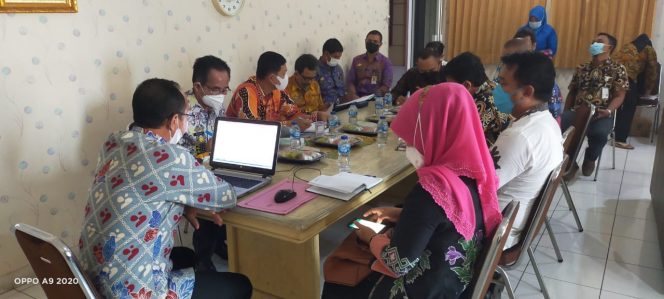 
 Foto IST 
Caption : Suasana pelaksanaan FGD Pemkab Lampura bersama lintas sektoral, dalam upaya mengentisifasi ancaman krisis pangan di masa pandemi covid - 19.