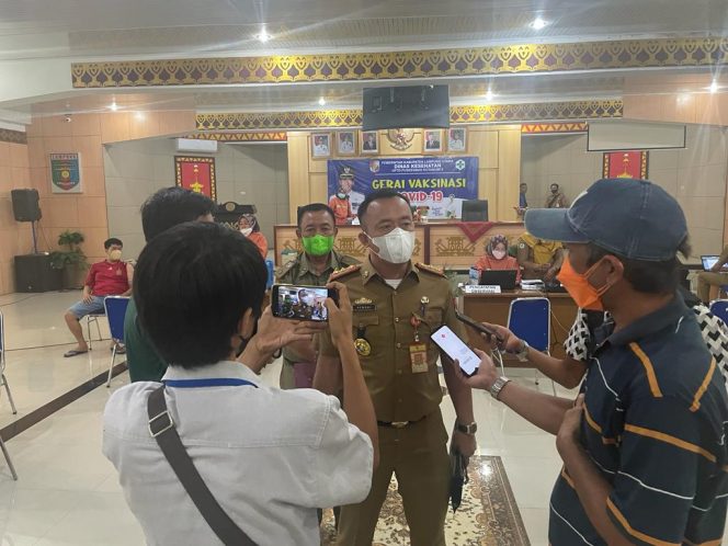 
 Foto Ria  Caption : Kepala Disdag Lampura Hendri saat diwawancarai awak media, terkait belum dikembalikannya temuan BPK RI.  