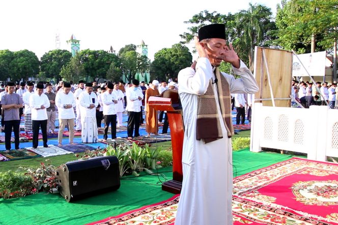 
 Budi dan Ardian Solat Idul Adha Bersama