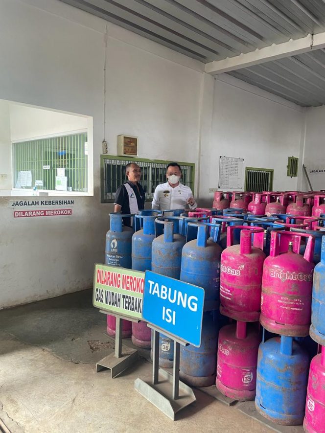 
 Kadisdag Hendri saat mendatangi pangkalan gas elpji di Candimas, Kamis (14/7