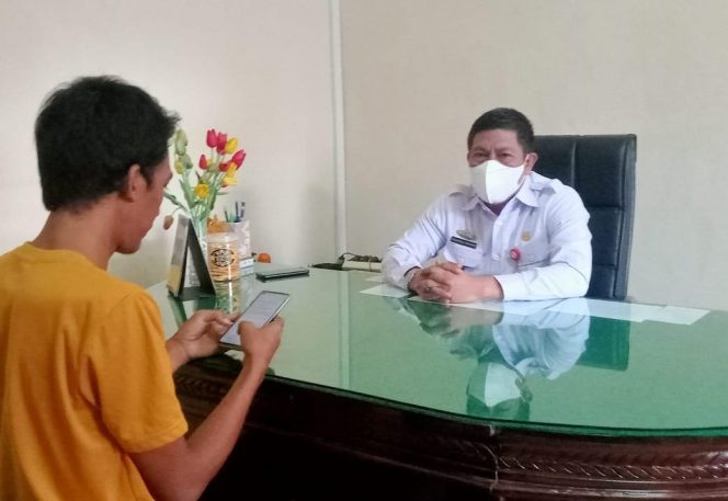 
 Foto Kadisdukcapil Lampura Khairul Anwar saat diwawancarai, Kamis (14/7).