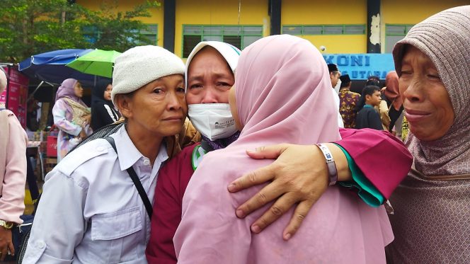 
 Pecah, Isak Tangis Warnai Kepulangan Jamaah Haji Lampura
