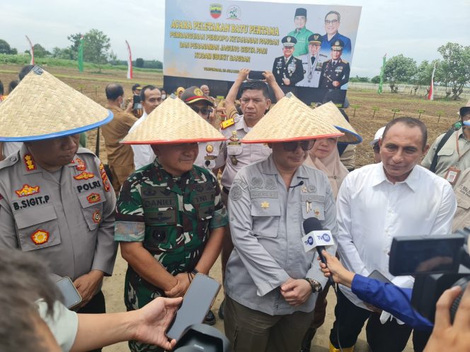 
 Gubernur Sumut Puji Akselerasi Wamentan Mengalahkan Tentara