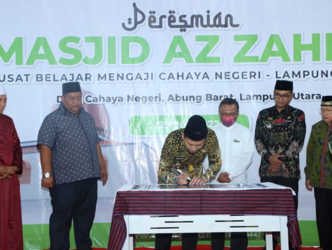 
 Wabup Lampura Ardian Saputra saat melakukan penandatanganan peresmian Masjid Az-Zahra di Desa Cahaya Neger Kecamatan Abung Barat. Foto Bagian Protokol For Radar Kotabumi ---  