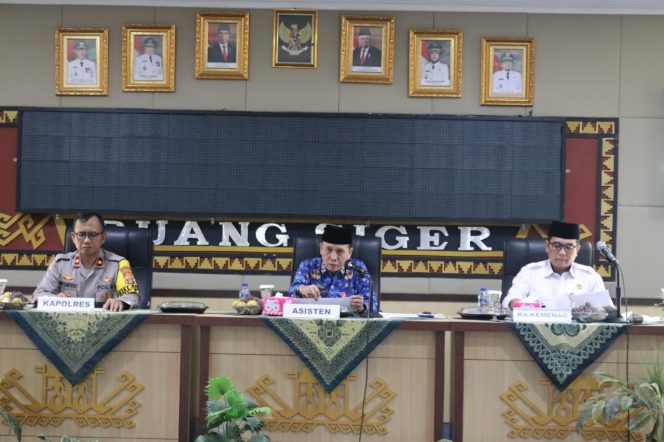 
 Foto Ria Radar Kotabumi  Caption : Asisten I Setkab Lampura Mankodri, bersama Kepala kantor Kemenag Totong Sunardi, dan Wakapolres Kompol Dwi Santosa saat rapat persiapan penyambutan jamaah haji, Senin(18/7).