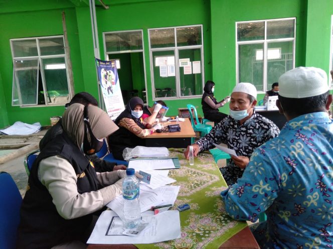 
 Foto IST
Caption : Sejumlah Penyuluh Agama Islam dan Pengurus NU Lampura, saat melakukan registrasi sebelum melakukan vaksinasi covid -19.

