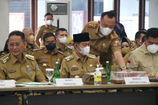 
 Foto IST  Caption : Bupati Lampura Hi. Budi Utomo didampingi Kadisdag Hendri saat mengikuti Rapat bersama di Mahan Agung, kemarin(12/7).