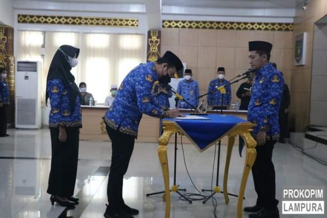 
 Foto Ria/Radar Kotabumi  Caption : Wabup Lampura Ardian Saputra saat melantik tenaga fungsional kesehatan, guru dan auditor, di Raung Tapis Pemkab Setempat, Jumat(15/7).  