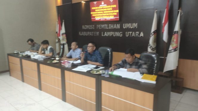 
 KPUD Lampura, saat menggelar rapat persiapan Pemilu 2024. Foto Rduan/Radar Kotbaumi 