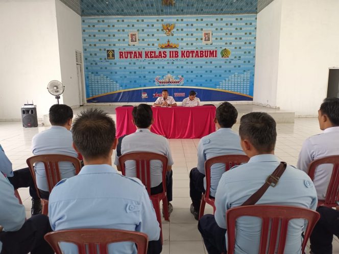 
 Foto IST For Radar Kotabumi
Caption : Kepala Pengamanan Rutan(KPR) Kelas II B Kotabumi Ade Candra Irawan, saat memberikan pembekalan FUSI kepada jajarannya, di Aula Rutan setempat, Rabu(27/7).
