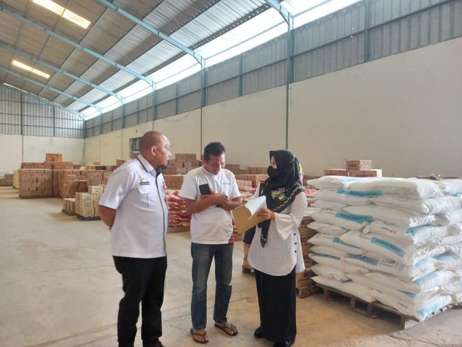 
 Foto RIA/Radar Kotabumi  Caption : Kabid Sumber Daya Kesehatan(SDK) Diskes Lampura Antoni Effendi didampingi Kasi Farmasi Makanan dan Minuman Fitria Oktaviani saat mengecek salah satu Gudang temuan BPOM.