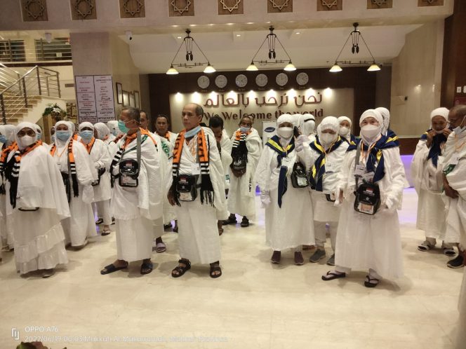 
 Foto IST  Caption : Jemaah Haji Lampura sedang beristirahat guna persiapan wukuf di padang arafah.  