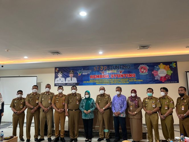 
 Foto Ria/ Radar Kotabumi  Caption : Plt. Kadiskes Lampura dr. Hj. Maya Natalia Manan saat mendampingi para Petinggi Kabupaten yang hadir dalam kegiatan Rembuk Stunting, Selasa (26/7).