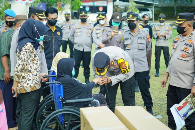 
 Foto Humas Polres Lampura For Radar Kotabumi  Caption : Kapolres Lampura AKBP Kurniawan Ismail, saat menyerahkan bantuan Polda Lampung dalam rangka HUT Bhayangkara 76 kepada para lansia di Halaman Mapolres setempat, Rabu(6/7).  