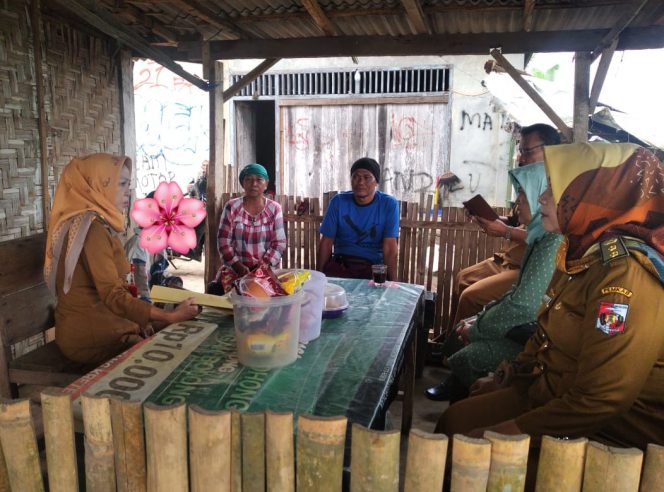 
 Foto Ria Radar Kotabumi 
Caption : Tampak petugas dari Dinas Perlindungan Perempuan dan Anak (DPP-PA) Lampura saat memberikan pendampingan terhadap salah seorang keluarga dan anak yang menjadi korban kekerasan.  