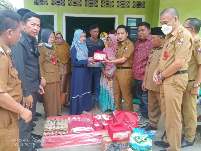 
 Wabup Lampura Ardian Saputra saat memberikan bantuan kepada anak penderita Tumor Stadium 3 di Kecamatan Abung Tinggi, Selasa (2/8).