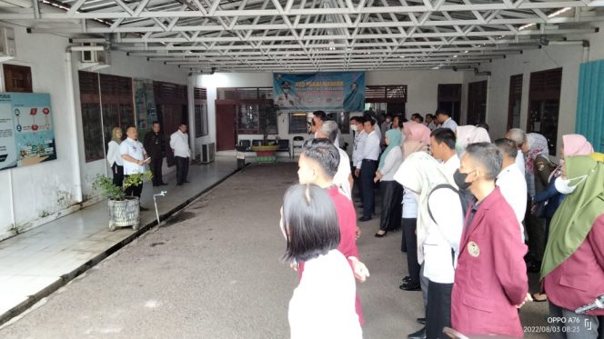 
 Kadiskominfo Lampura Doni Ferwari Fahmi saat memberikan pengarahan ke bawahannya, Rabu(3/8). Foto Ria Radar Kotabumi---