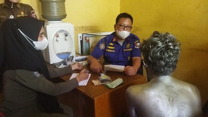 
 Tampak petugas PTI dari Satpol-PP saat memintai keterangan dari Manusia Silver, Kamis (10/8).