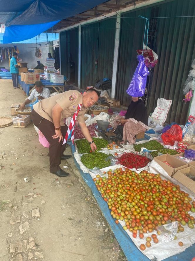 
 Kadisdag Hendri saat memantau harga Sembako di Pasar Tata Karya, Minggu (14/8).