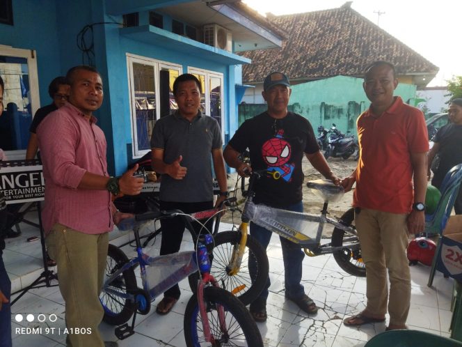 
 Pemkab Lampura Sumbang Dua Unit Sepeda Gunung untuk Panjat Pinang, Ketua PWI Lampura Siapkan Uang Tunai Rp 5 Juta