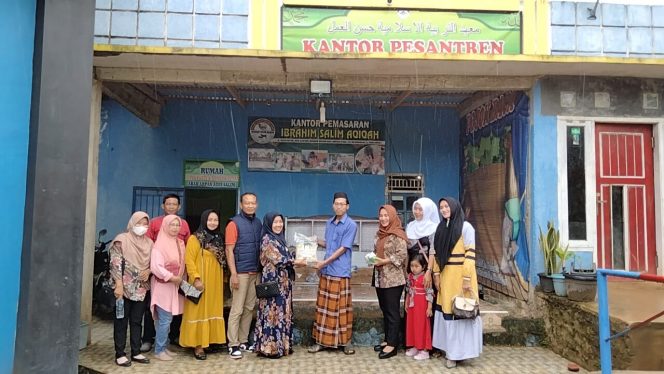 
 IKWI Lampura Berbagi, Bantu Dua Ponpes