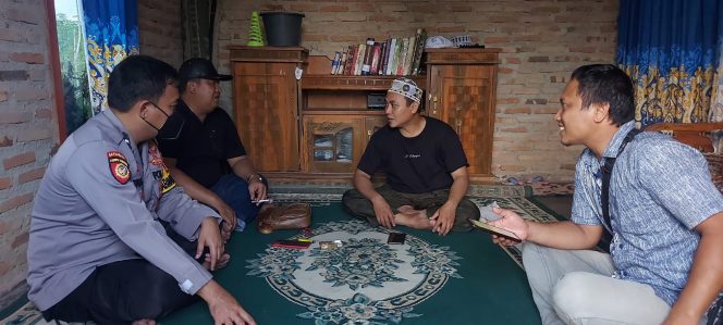 
 Anggota Polres Lampura, saat terjun kelapangan guna menyelidiki dugaan insiden penculikan terhadap anak, Rabu(24/8). Foto IST For RNN--------------