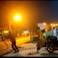 Sejumlah pemuda mengenakan baju kuning loreng hijau melakukan pengrusakan di Kantor DPD KNPI Lampura, sekitar pukul 22.00 Selasa(8/2). Foto Screenshot warga.   