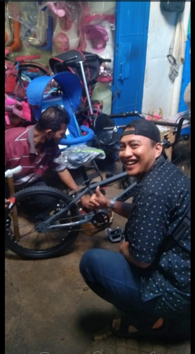 
 Warga Ndorowati Sumbang Sepeda Panjat Pinang PWI Lampura