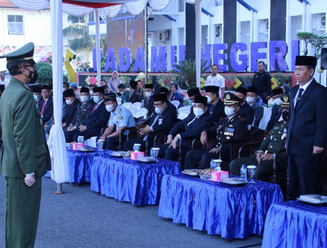 
 Foto Ria Radar Kotabumi 
Capption : Bupati Lampura Hi. Budi Utomo, saat menjadi inspektur upacara pada hari veteran, Rabu (10/8).
