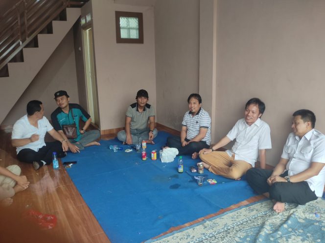 
 Foto IST For Radar Kotabumi  Caption : Ketua DPD KNPI Provinsi Lampung Iqbal Ardiansyah, saat mengunjungi sekretariat DPD KNPI Lampura, pasca penyerangan oleh OTK.  