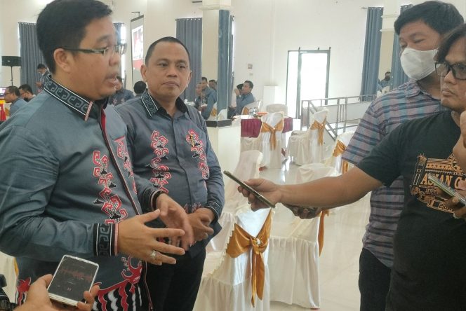 
 Foto Riduan Radar Kotabumi 
Caption : Ketua KPU Provinsi Lampung Erwan Bustami didampingi Ketua KPU Kabupaten Lampung Utara Afrizal Ria, dan anggota Yudi Saputra, saat diwawancarai awak media, usai pembukaan sosialisasi tahapan pelaksanaan pemilu seretak di aula Hotel Grahawisata, Selasa(9/8).
 