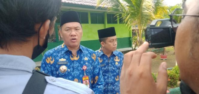 
 Kadisdikbud Lampura Hi. Mat Soleh-----