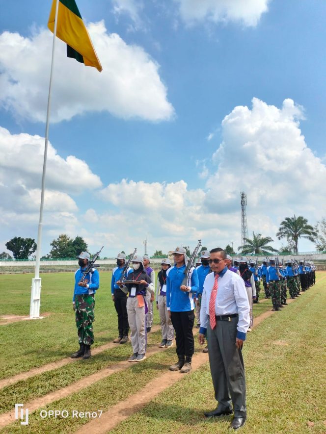 
 Foto Ria Radar Kotabumi 
Caption : Kadisporapar Lampura Hi. Imam Hanafi saat meninjau latihan Paskibraka Lampura di Stadion Sukung Kotabumi, Rabu (10/8).
