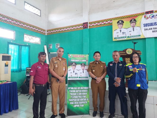 
 Wabup Lampura Ardian Saputra bersama Kadis Sosial Eka Dharma Thohir dan TKSK, Tagana, dan pendamping PKH, saat lounching program Si Jamin, di Aula Dinas Pertanian, Selasa(2/8).Foto Riduan Radar Kotabumi--