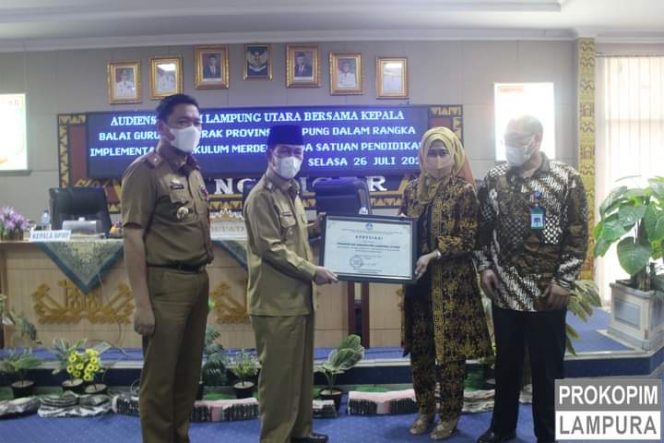 
 Foto Ria Radar Kotabumi  Caption : Bupati Lampura H. Budi Utomo saat menerima sertifikat dalam audensi Implementasi Kurikulum Merdeka.  