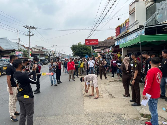 
 Suasana pelaksanaan rekontruksi pembunuhan warga Waykanan di Pasar Bukitkemuning, Rabu(3/8). Foto IST For Radar Kotabumi 