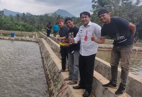 
 Kadis Perikanan Lampura Sanny Lumi bersama para wartawan saat meninjau lokasi BBI Tulung Balak, Tanjungraja, Kamis(4/8). Foto Riduan Radar Kotabumi--- 
