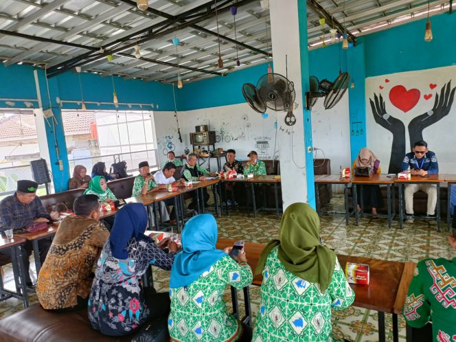 
 Suasana rapat penetapan Pjs Ketua dan pengurus APDESI Lampura sisa masa jabatan 2020-2024, di Maknyus Kafe dan Resto, jalan Stadion Sukung Kotabumi, Jum’at 26 Agustus 2024. Foto IST For Radar Kotabumi-----