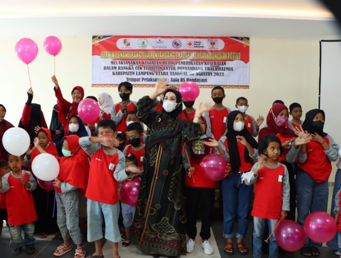 
 Foto RNN
Caption : Wakil Ketua TP-PKK Lampura Devriyana Ardian saat memberikan semangat ke anak-anak penderita thalasemia, Selasa (30/8).
