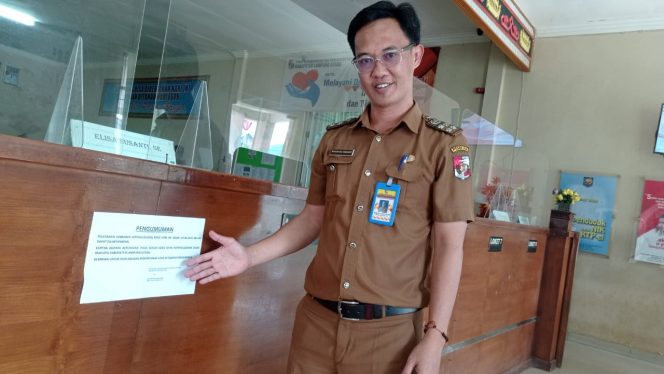 
 FOTO RIA RADAR KOTABUMI-- 
Caption : Subkoordinator Pindah Datang Penduduk Bambang Irawan saat menunjukan pengumuman server rusak, Senin (29/8).
