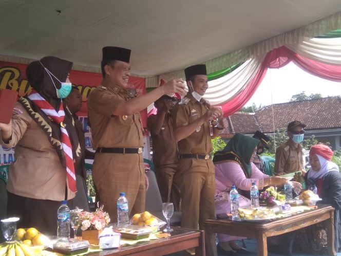 
 Foto Ria Radar Kotabumi 
Caption : Asisten III Pemkab Lampura H. Sofyan saat menghadiri Pawai Budaya di Kecamatan Sungkai Utara, Senin (15/8).
