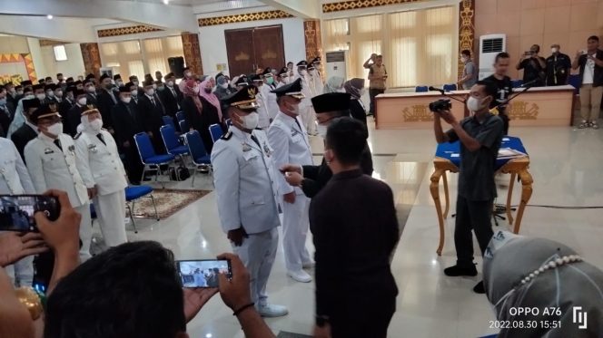 
 Foto RIA
Caption : Tampak Sekda Lekok saat menyematkan tanda pelantikan Camat, Selasa (30/8).
