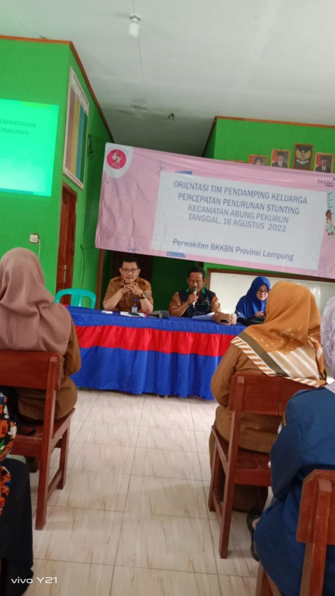 
 Foto IST For Radar Kotabumi  Kades Pekurun Udik, Amar Ma'ruf, menyampaikan sambutannya saat menerima para pendamping percepatan penurunan stunting di Desa Perkurun Udik, Selasa(16/8).  