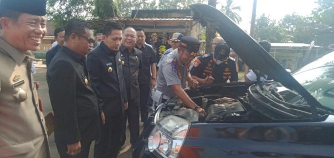 
 Wabup Lampura Ardian Saputra saat mengecek Randis di halaman Parkir Stadion Sukung Kotabumi, Rabu (31/8). Foto Ria Radar Kotabumi-----
