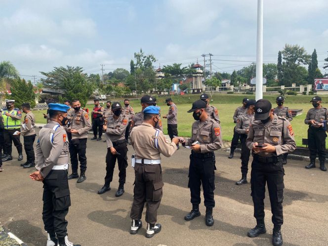 
 Foto Faharozy Irsan Tony/RNN  Caption :  Propam Polda Lampung saat melakukan pengecekan kelengkapan anggota di Mapolres Lampura.  