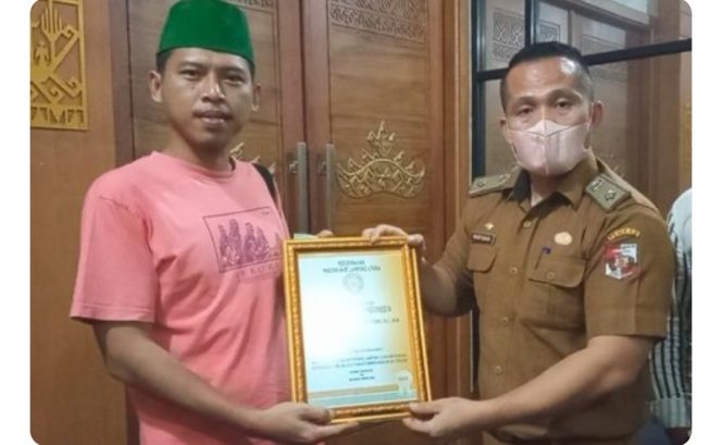 
 Foto IST For RNN
Caption : Kabag Protokol dan Komunikasi Pimpinan Setkab Lampura, Martahan Samosir(kanan) saat menerima penghargaan bupati terbaik se-Indonesia ?dari perwakilan masyarakat setempat, Senin(22/8).
