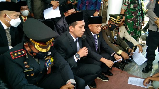 
 Foto Fahrozy Irsan Toni/RNN
Caption : Wabup Lampura Ardian Saputra, bersama ketua DPRD Wansori, dan jajaran Forkopimda duduk di lantai saat menerima massa aksi yang berasal dari Persatuan Petani Singkong menyusul harga anjloknya harga singkong di Lampura. 
