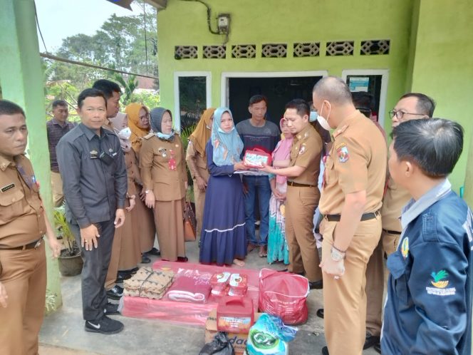 
 Wabup Lampura Ardian Saputra saat memberikan bantuan kepada anak penderita Tumor Stadium 3 di Kecamatan Abung Tinggi, kemarin(2/8). Foto Ria Radar Kotabumi--