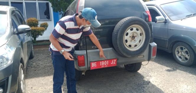 
 Salah satu kendaraan dinas roda empat yang menunggak pajak masih terlihat mangkrak di depan kantor BPKAD, Selasa(13/9). FOTO RIA RADAR KOTABUMI-----
